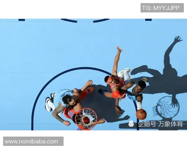 欧联赛场频现小动作 球员隐秘行为引发球迷热议 欧联赛场频现小动作 球员隐秘行为引发球迷热议